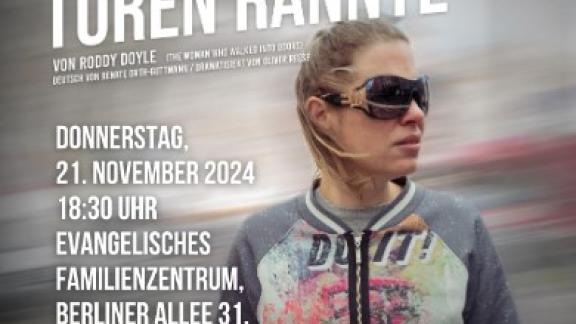 Plakat zur Theateraufführung "De Frau, die gegen Türen rannte" in Langen 