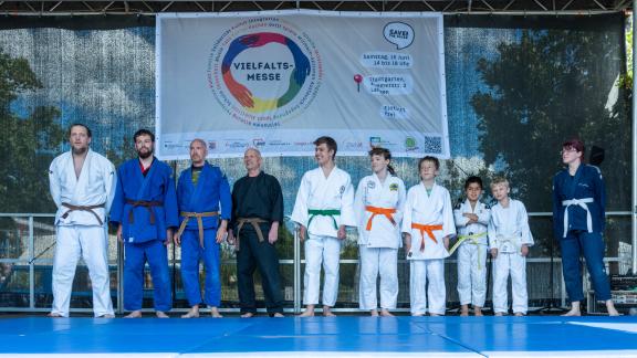 Judoka auf der Bühne bei der Vielfaltsmesse